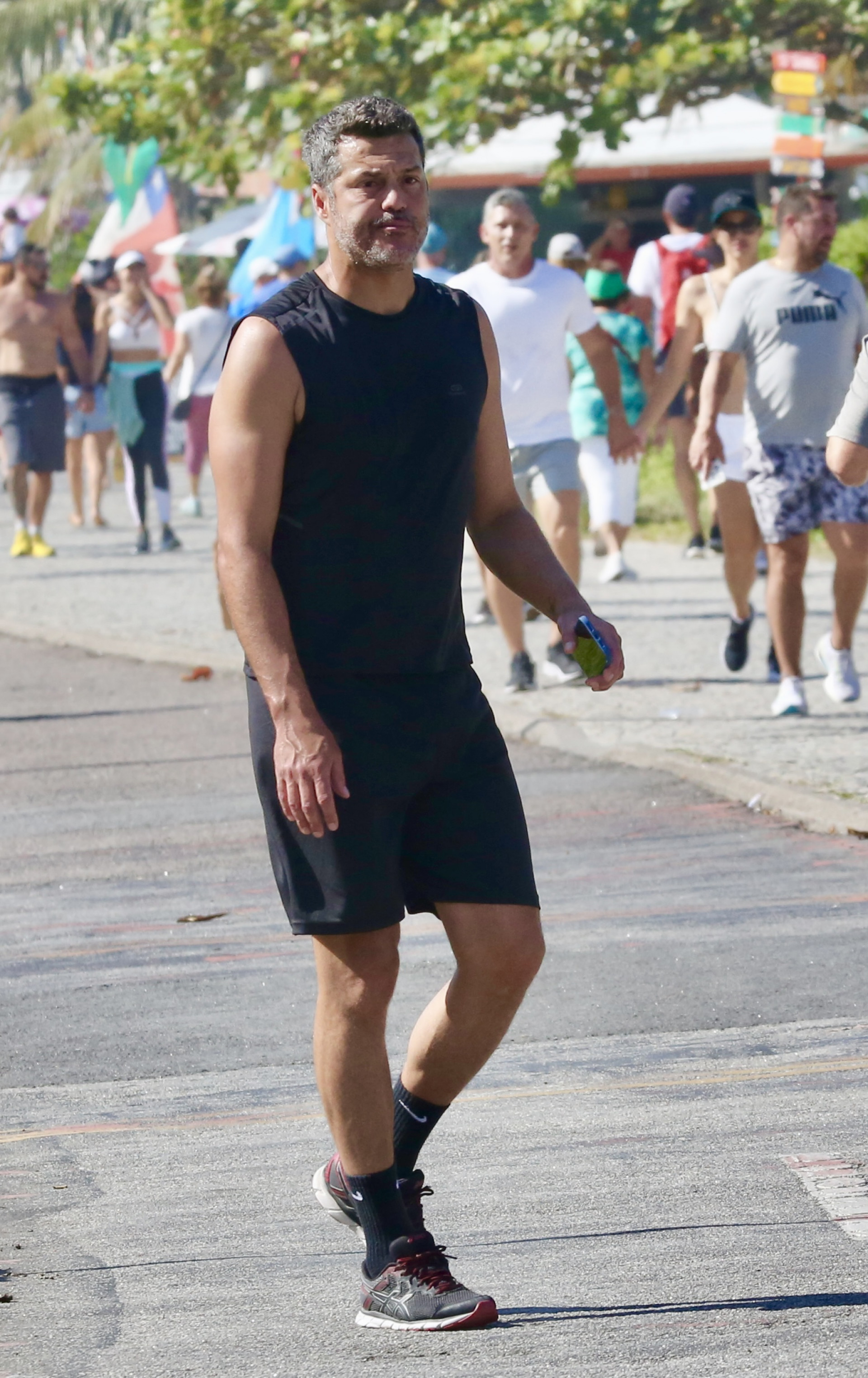 Julio Cesar se exercita na orla da praia da Barra da Tijuca -  