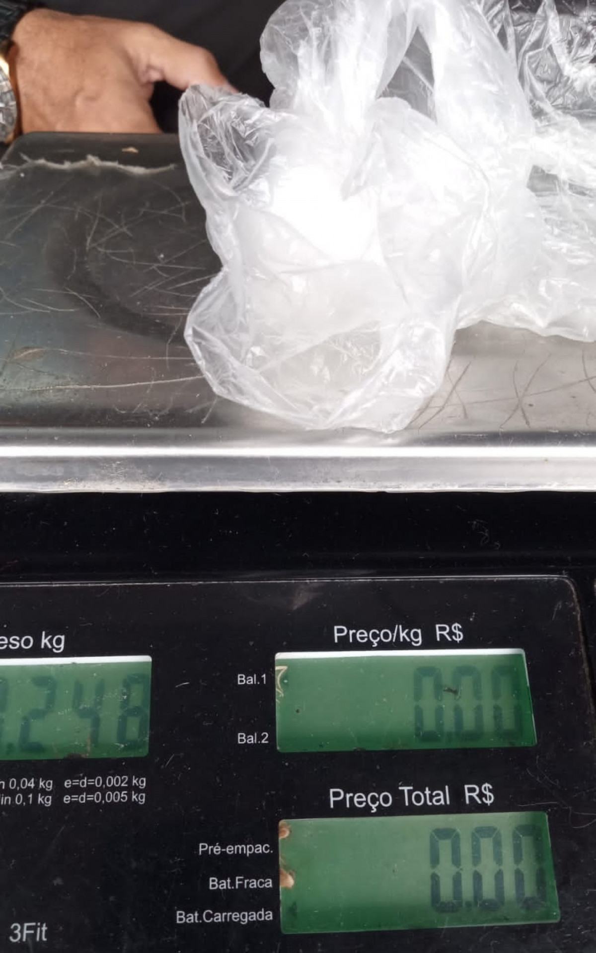 Agentes da SEAP flagaram mulher que carregava item com 250 gramas de erva em visita no Complexo de Gericinó em Bangu - Divulgação: SEAP