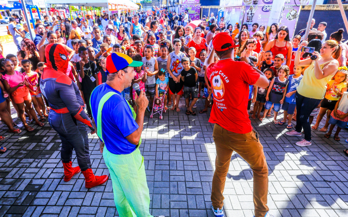Palha&ccedil;os e personagens infantis fizeram a alegria da garotada na pra&ccedil;a de Areia Branca