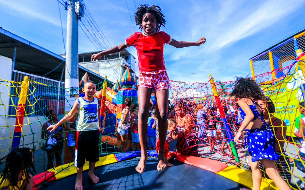 O pula-pula foi um dos brinquedos preferido das crian&ccedil;as na pra&ccedil;a