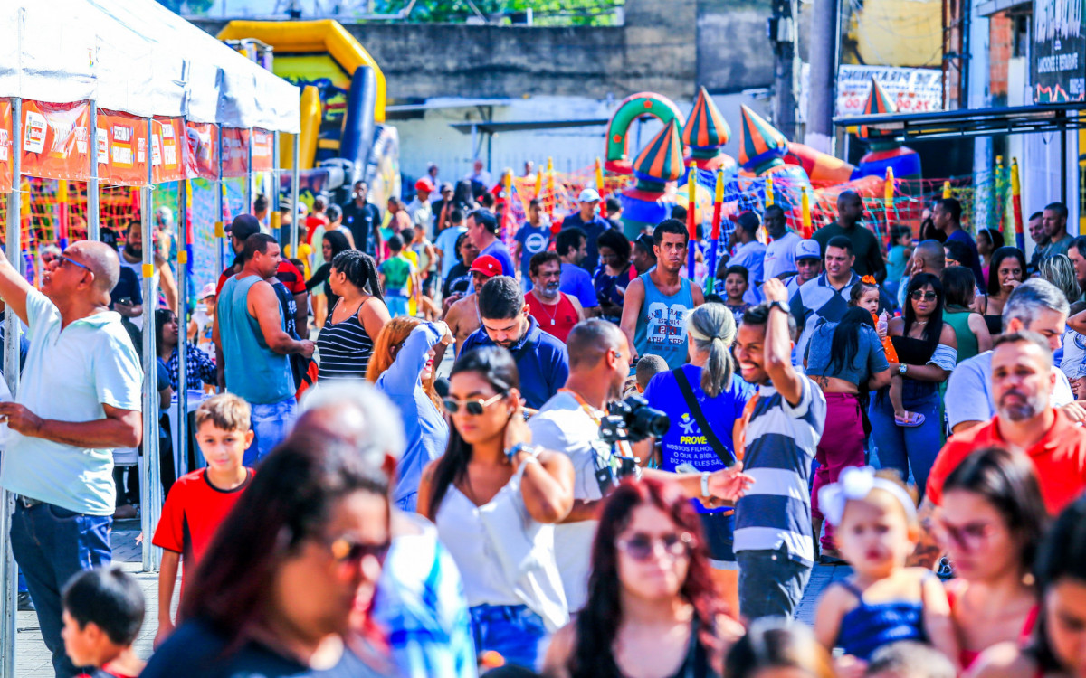 A pra&ccedil;a de Areia Branca ficou lotada e as crian&ccedil;as se divertiram com diversas brincadeiras