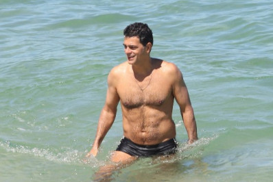 Eduardo Moscovis chama atenção com volume na sunga em praia do Rio