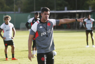 Pressão interna aumenta e clássico contra o Flamengo pode ser decisivo para trabalho de Barbieri no Vasco