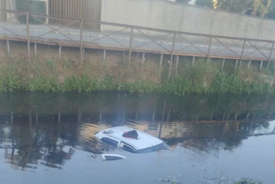 Acidente grave resulta em morte de família após carro cair dentro de rio em Araruama