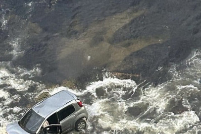 Motorista perde o controle e carro despenca no mar da Praia das Flechas, em Niterói