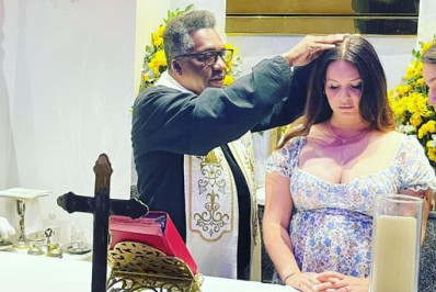 Lana Del Rey recebe a benção de padre em igreja do Rio