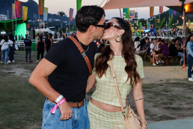 Giovanna Lancellotti e namorado beijam muito em festival no Rio