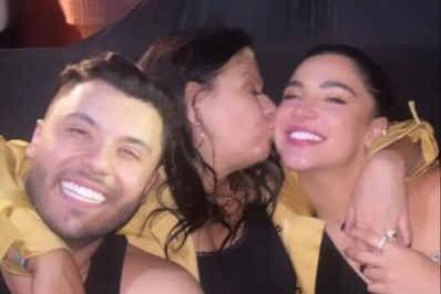 Após rumores de romance, mãe de Marília Mendonça posa com Murilo Huff e Gabriela Versiani 