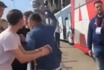 Jogador do Ajax dá soco em torcedor por caso de racismo contra companheiro de elenco; veja vídeo