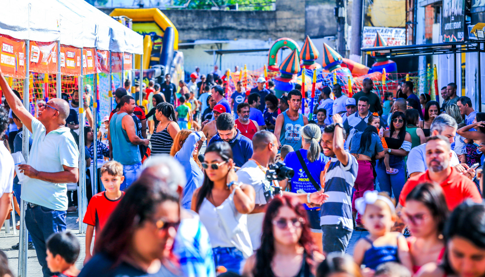 A pra&ccedil;a de Areia Branca ficou lotada e as crian&ccedil;as se divertiram com diversas brincadeiras - Rafael Barreto / PMBR