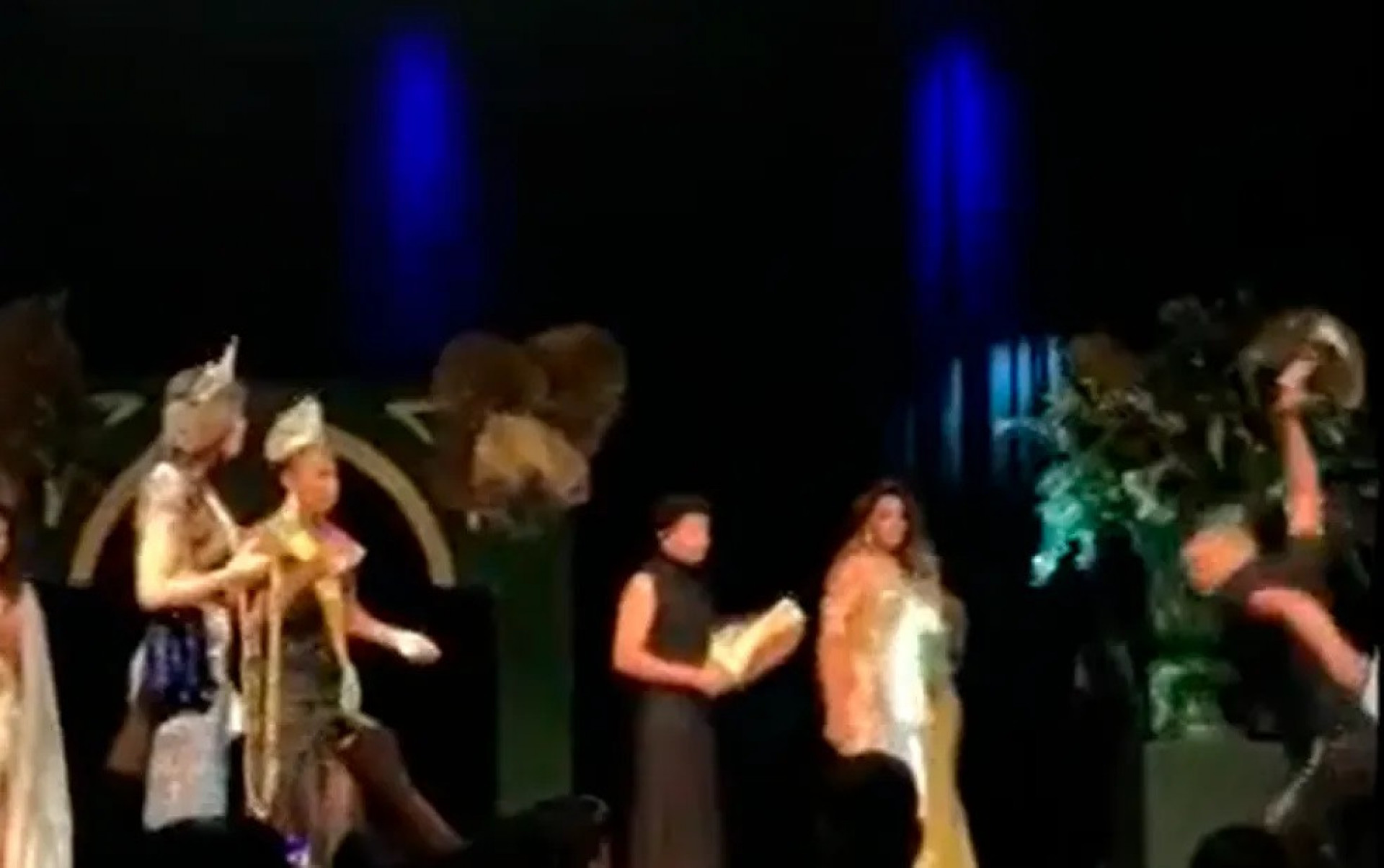 Homem invade palco e arremessa coroa do concurso Miss Gay Mato Grosso no chão - Reprodução