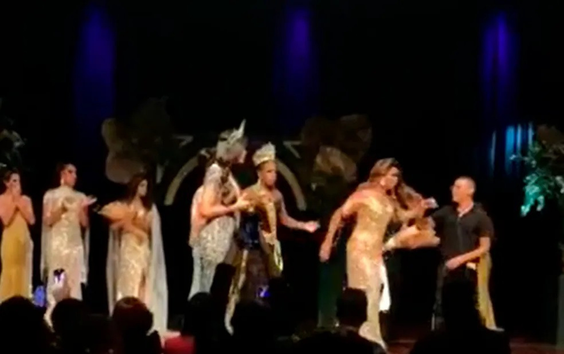 Homem invade palco e arremessa coroa do concurso Miss Gay Mato Grosso no chão - Reprodução