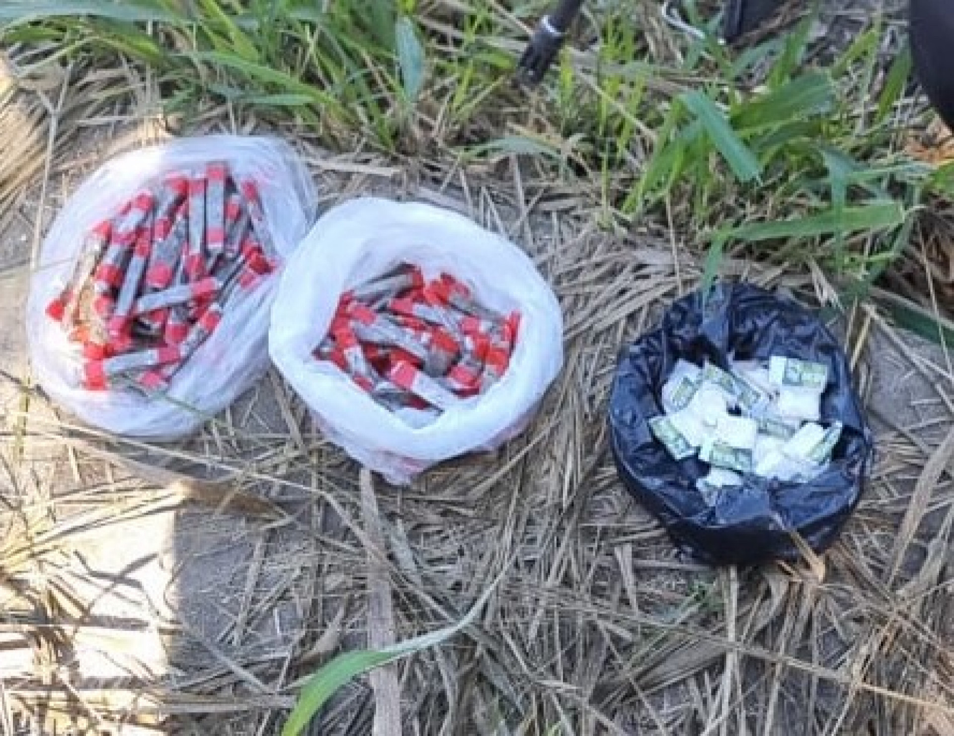 Após alcançá-lo, os policiais realizaram a abordagem e encontraram com ele 127 buchas de maconha, 18 papelotes de cocaína, uma motocicleta Honda XRE 300 e um aparelho celular. - Letycia Rocha (RC24h)