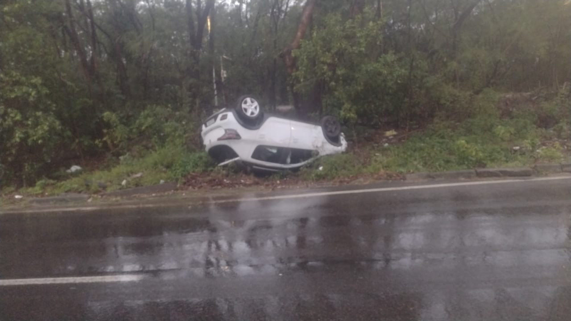 Na altura da Ponte Santos Dumont, um veículo de passeio capotou nesta manhã - Reprodução