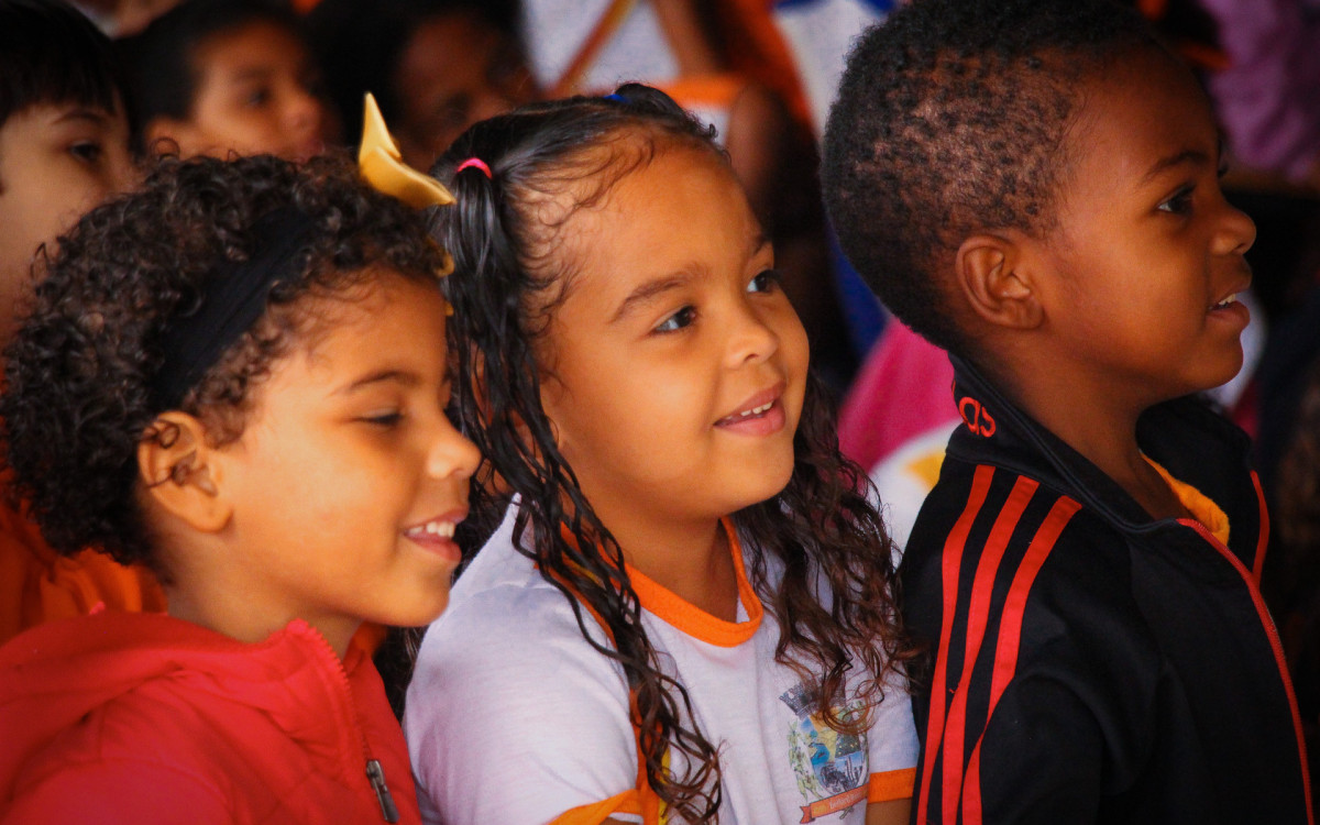 A aluna Mirela Ara&uacute;jo vibrou com o espet&aacute;culo apresentado no Ciep Constantino Reis