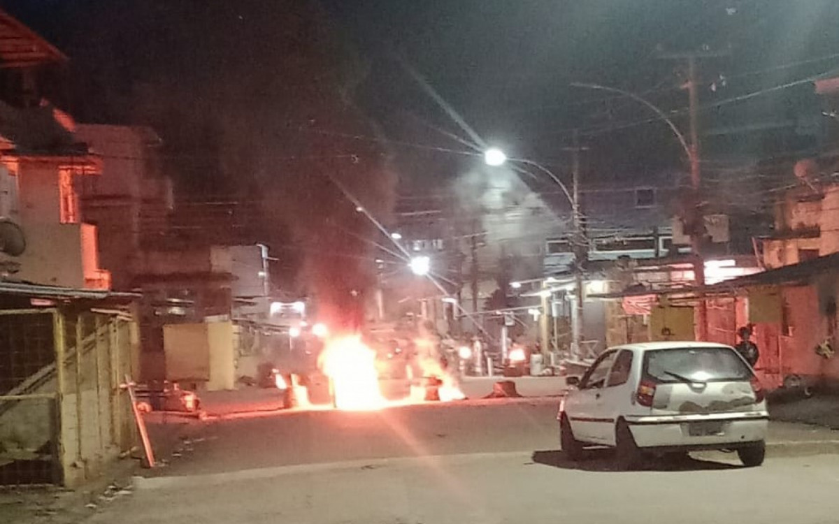 Moradores colocaram fogo em barricadas para protestar da a&ccedil;&atilde;o da PM na Vila Kennedy