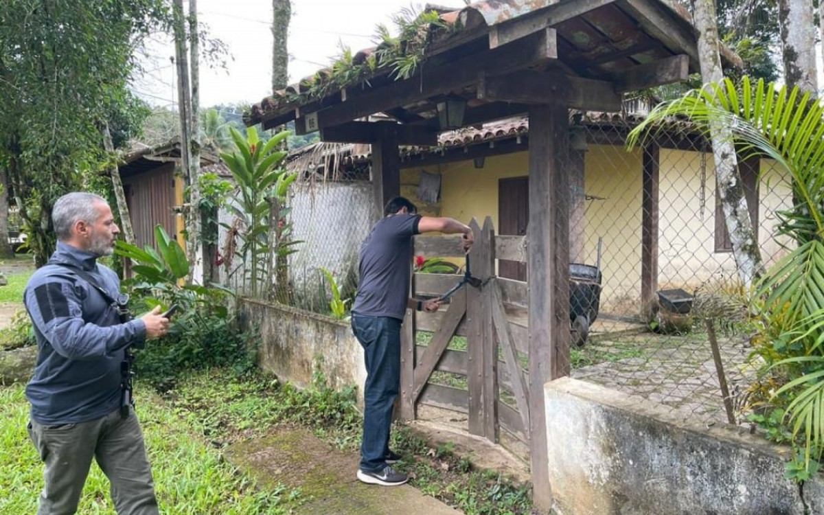 Policiais chegam ao im&oacute;vel onde idosa era mantida em c&aacute;rcere privado, um homem foi preso e dois tentaram fugir mas foram capturados pelos policiais