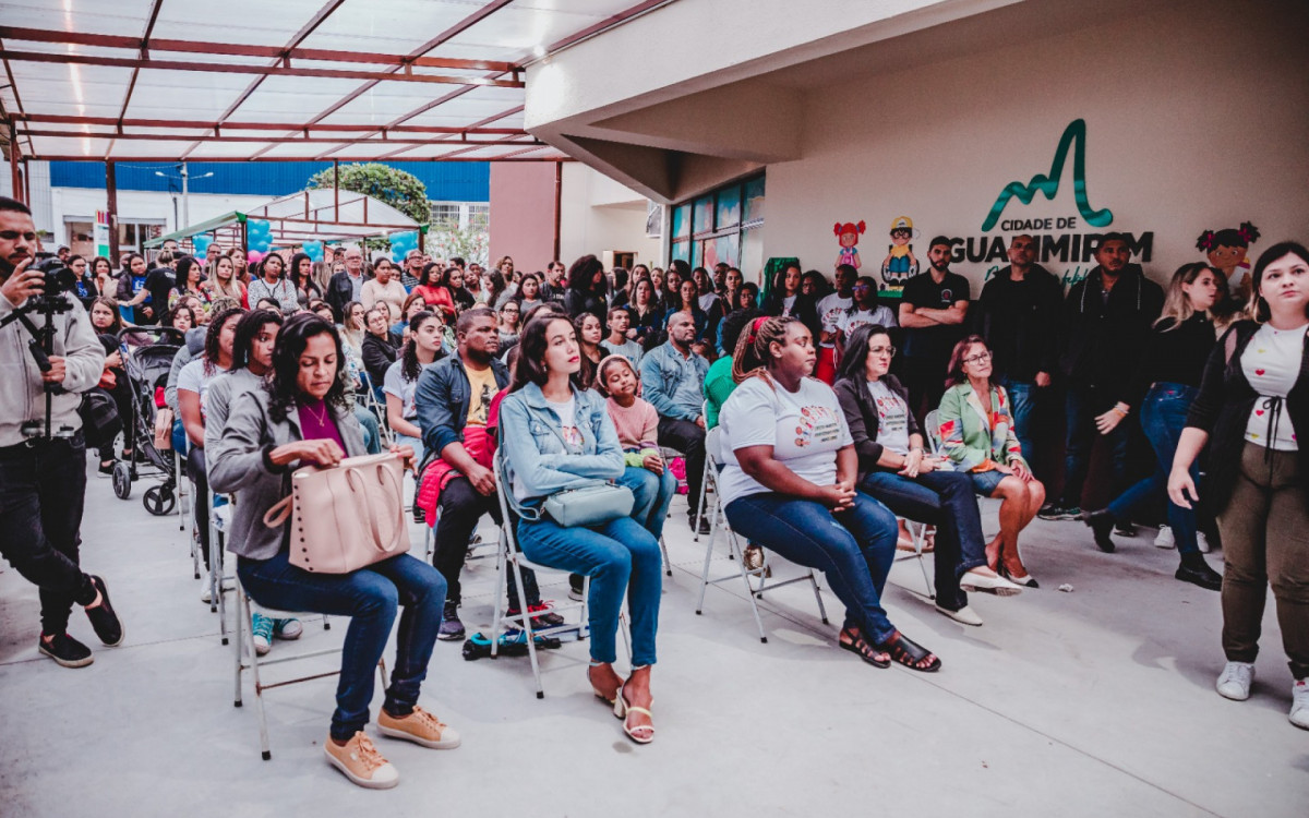 Profissionais de educa&ccedil;&atilde;o e familiares de alunos participam do evento