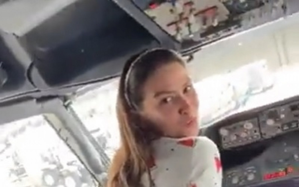 MC Pipokinha mostra bumbum em avi&atilde;o e &eacute; repreendida por piloto
