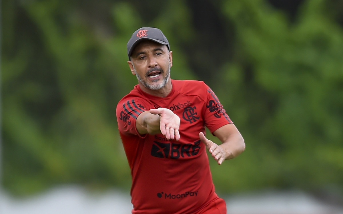 V&iacute;tor Pereira durante treino do Flamengo
