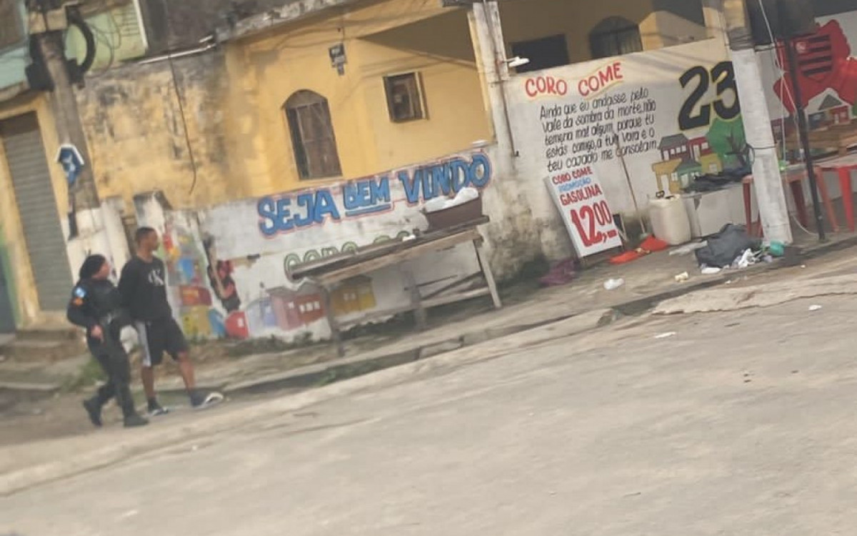 Um suspeito foi preso durante opera&ccedil;&atilde;o na Vila Kennedy nesta ter&ccedil;a-feira (30)