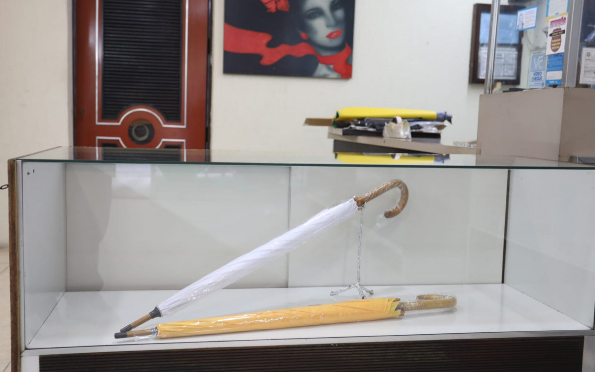 Loja Vesúvio, comércio tradicional de guarda-chuvas, que existe há mais de 80 anos no Centro - Pedro Ivo / Agência O Dia