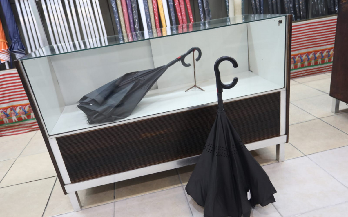 A tradicional loja de guarda-chuvas Vesúvio, na Rua da Carioca, 35. Estabelecimento existe desde 1946 e até é tema de marchinha de Chacrinha - Pedro Ivo / Agência O Dia