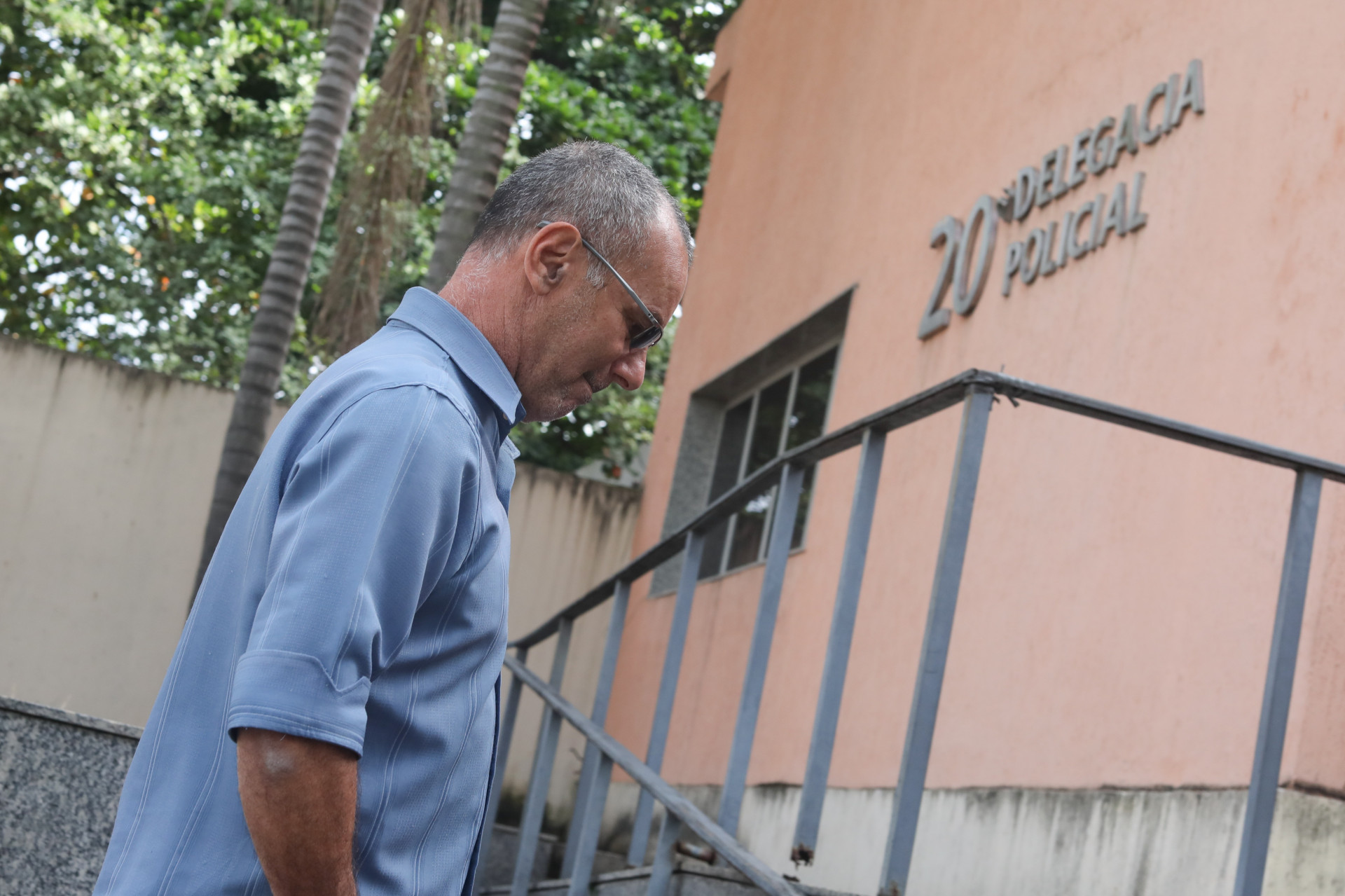 Ex-namorado de acusada de envenenar bombons, Mário Sérgio Gravital, 60 anos, compareceu à 20ª DP (Vila Isabel) para prestar depoimento - Pedro Ivo/Agência O Dia