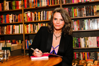 Maria Cândida aposta em lingerie para lançamento de livro 