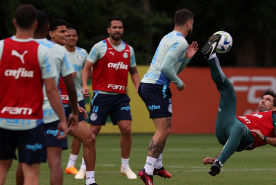 Vídeo: Abel Ferreira arrisca bicicleta durante treino do Palmeiras