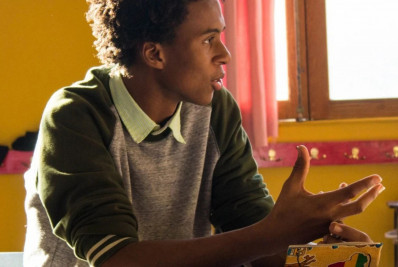 Familiares e amigos homenageiam universitário morto após mergulho no mar do Arpoador