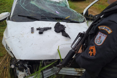 Trio rouba residência, capota carro e termina preso em São Pedro da Aldeia