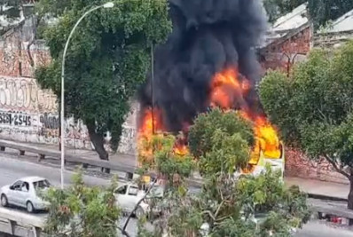 Ônibus pega fogo e causa a interdição de faixa da Avenida Francisco Bicalho