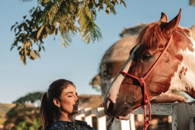 Paula Fernandes quase perde roupa em clique com cavalo e brinca: 'Detalhes'