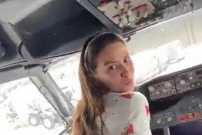 MC Pipokinha contraria piloto e mostra bumbum em cabine de avião: 'Estou de short'