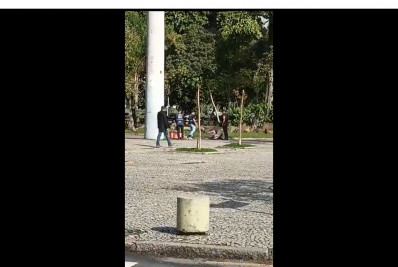 Vídeo mostra idosa derrubada por agentes da Ordem Pública