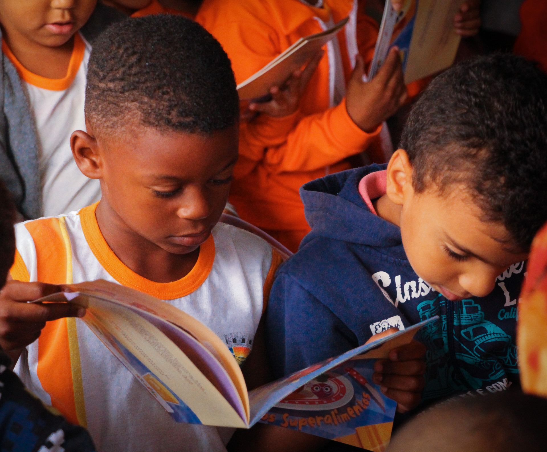 O aluno Isaac, 5 anos, gostou do espet&aacute;culo e mergulhou na leitura - Rafael Barreto / PMBR