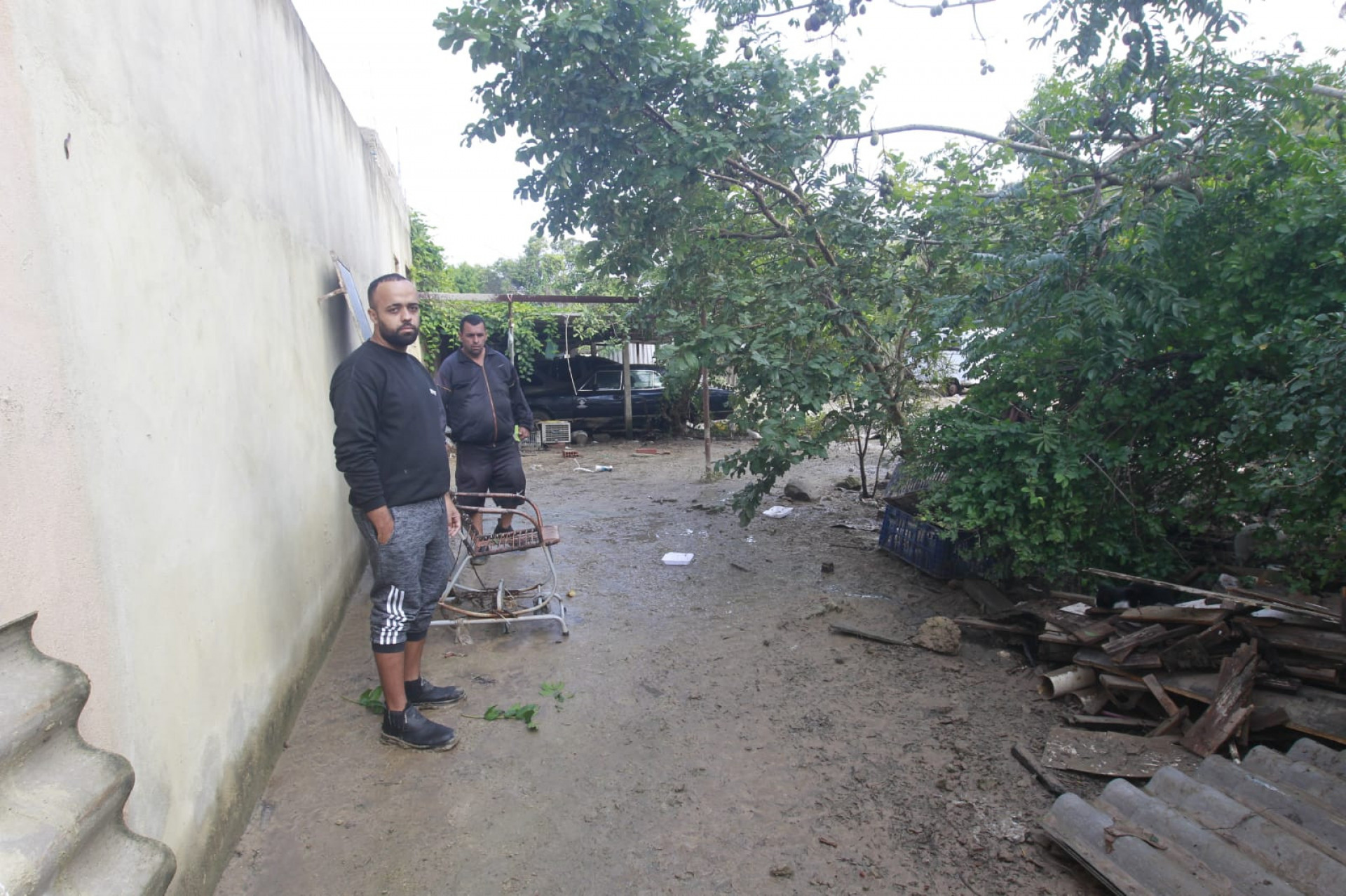 Luciano da Silva, de 48 anos, também teve a casa alagada - Reginaldo Pimenta/ Agência O Dia