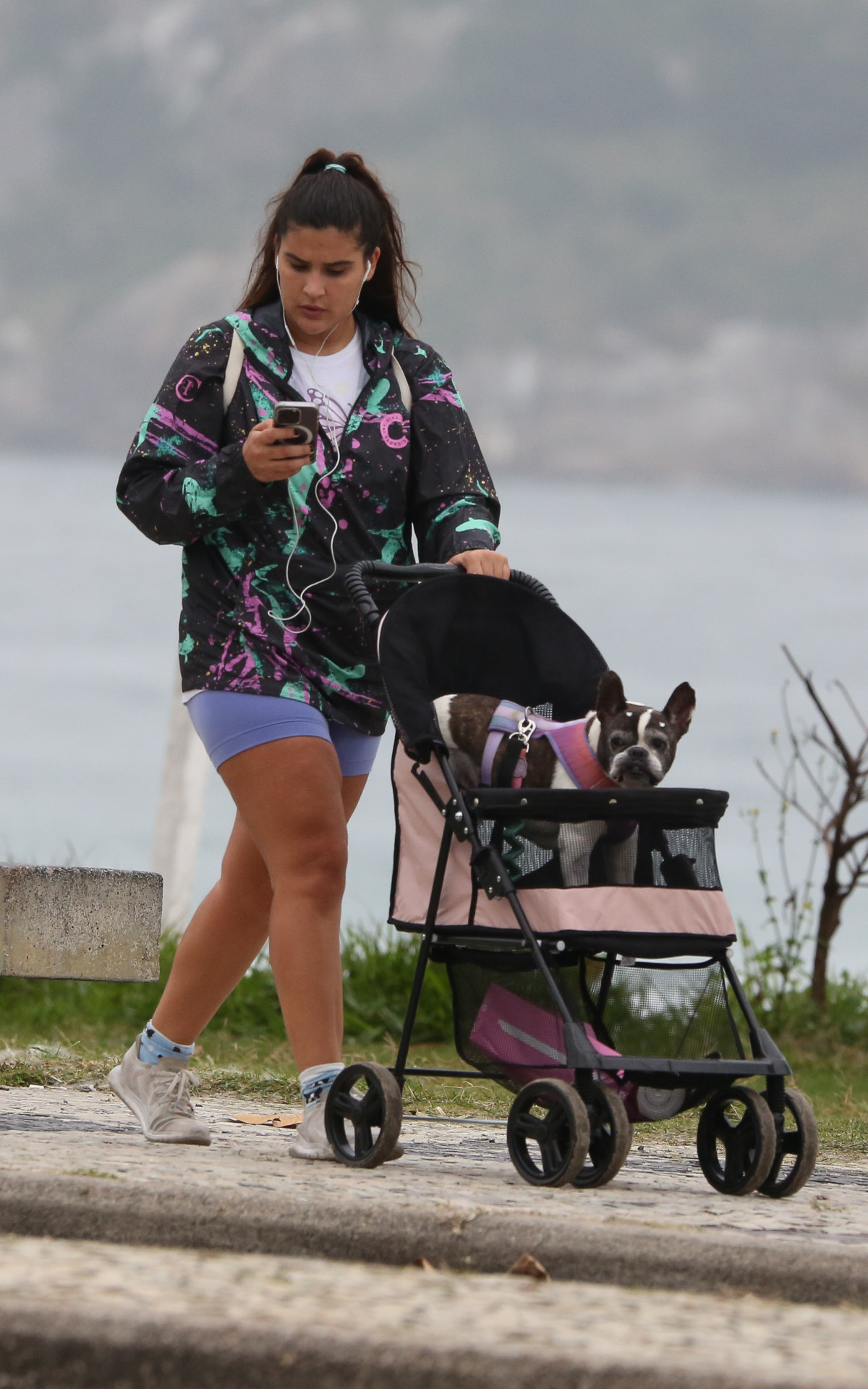 Giulia Costa passeia com seu cachorrinho de estimação na orla do Rio na manhã desta quarta-feira