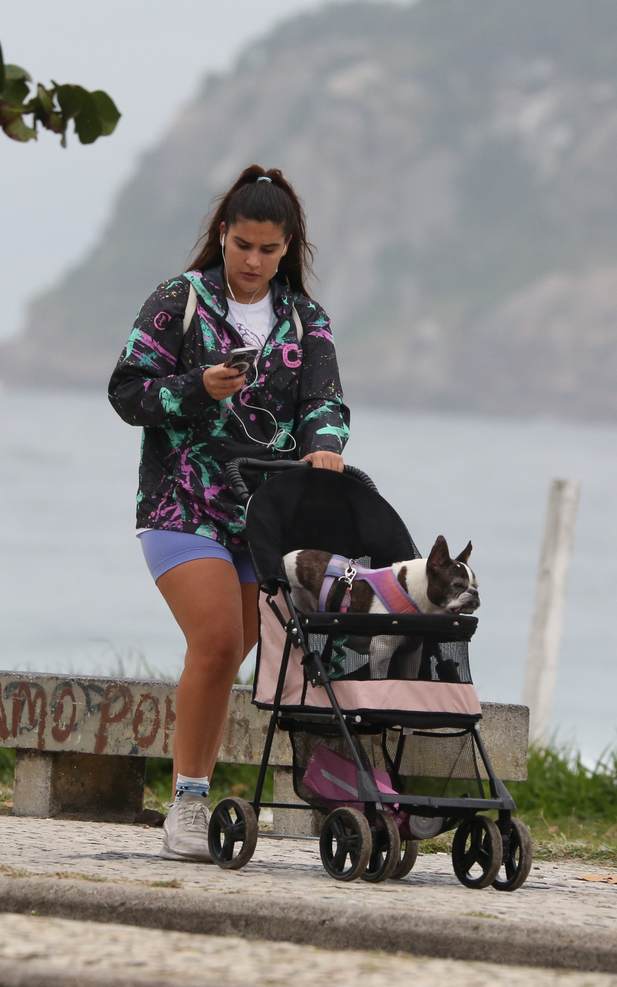 Giulia Costa passeia com seu cachorrinho de estimação na orla do Rio na manhã desta quarta-feira
