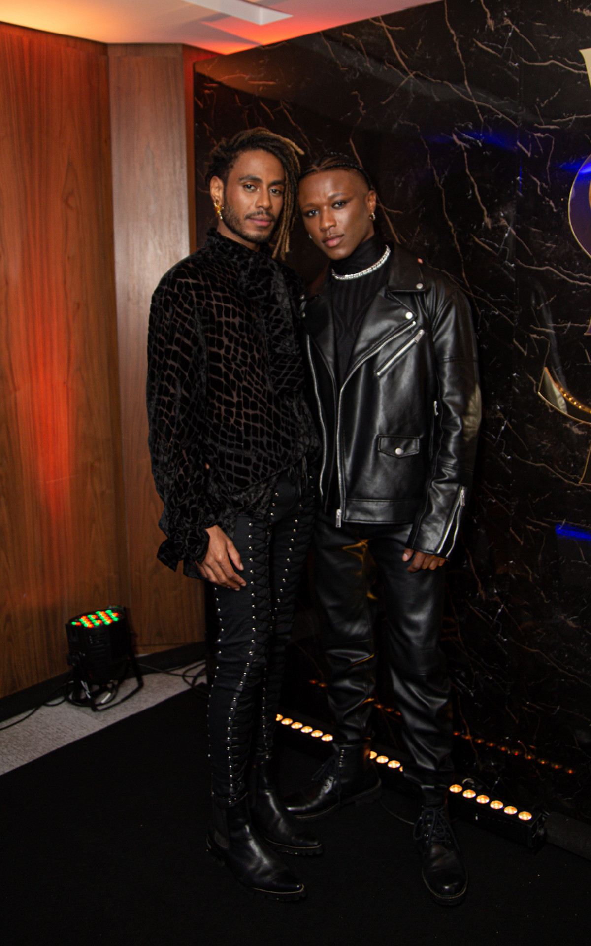 Ícaro Silva e o namorado, Izrra