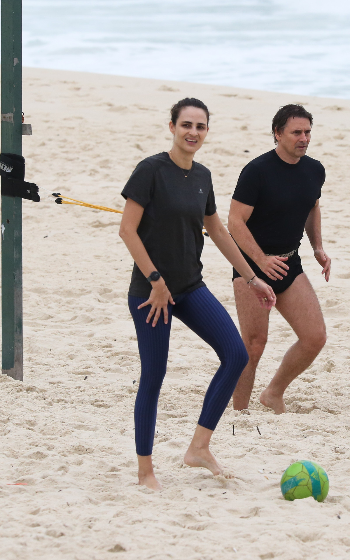 Murilo Rosa e Fernanda Tavares treinam na praia da Barra da Tijuca 