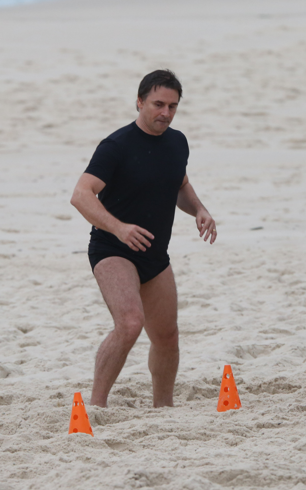 Murilo Rosa treina na praia da Barra da Tijuca 