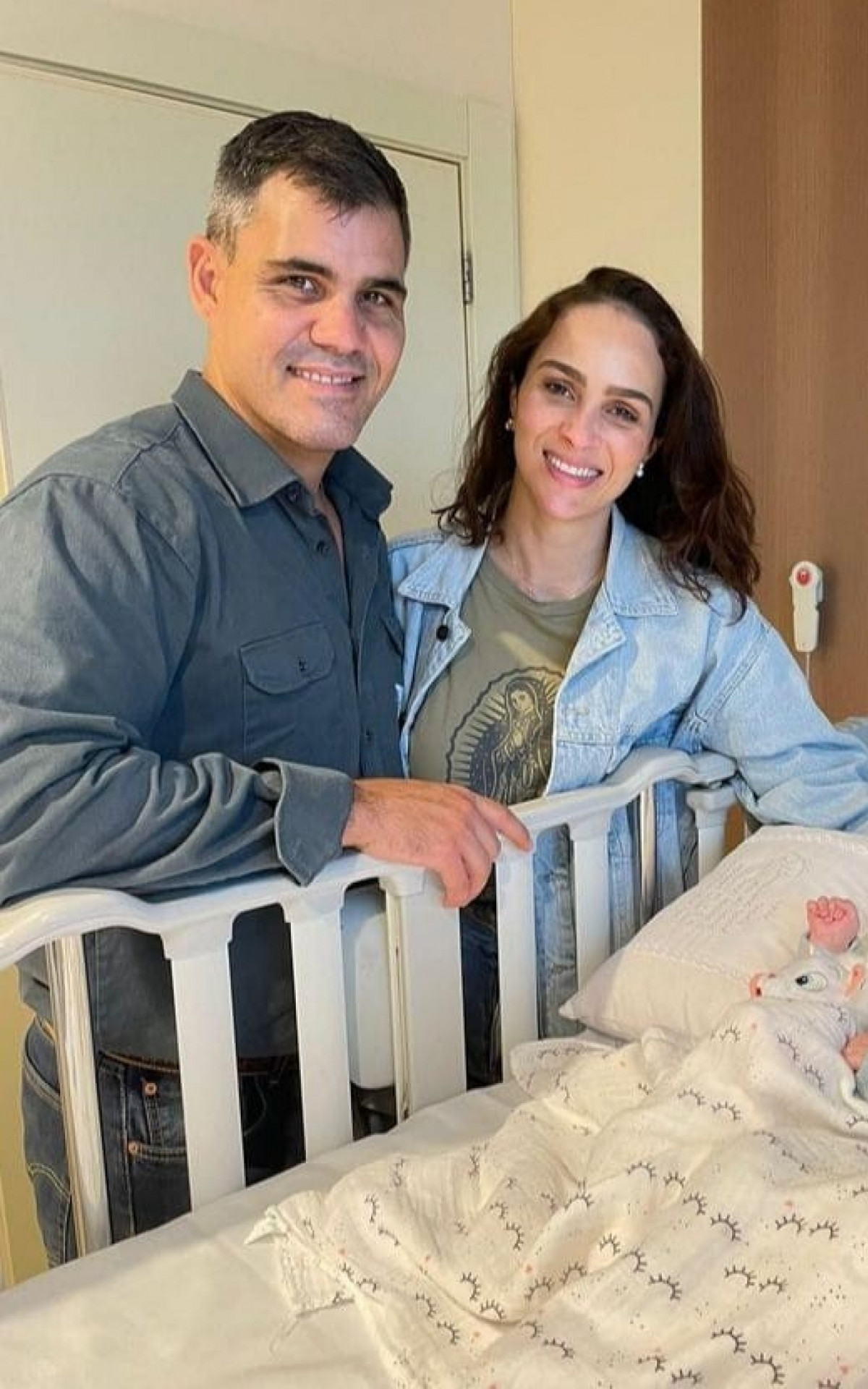 Juliano e Letícia Cazarré com a pequena Maria Guilhermina  - Reprodução/Instagram