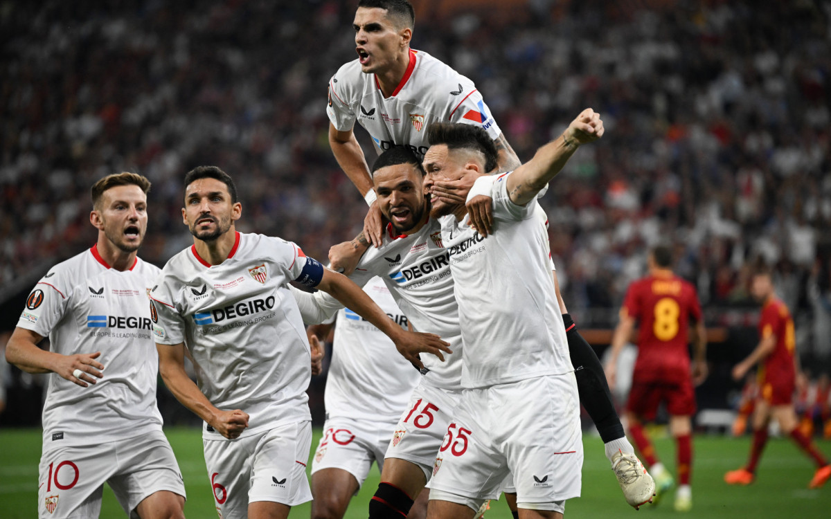 Jogadores do Sevilla comemoram o título da Liga Europa