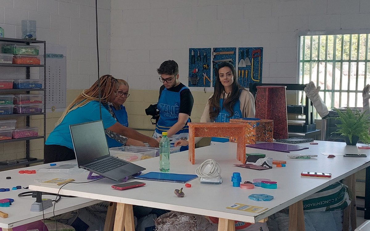 Objetos como bancos, porta-copos e suporte para notebook feitos com pl&aacute;stico recicl&aacute;vel durante aulas do Ateli&ecirc; Criativo