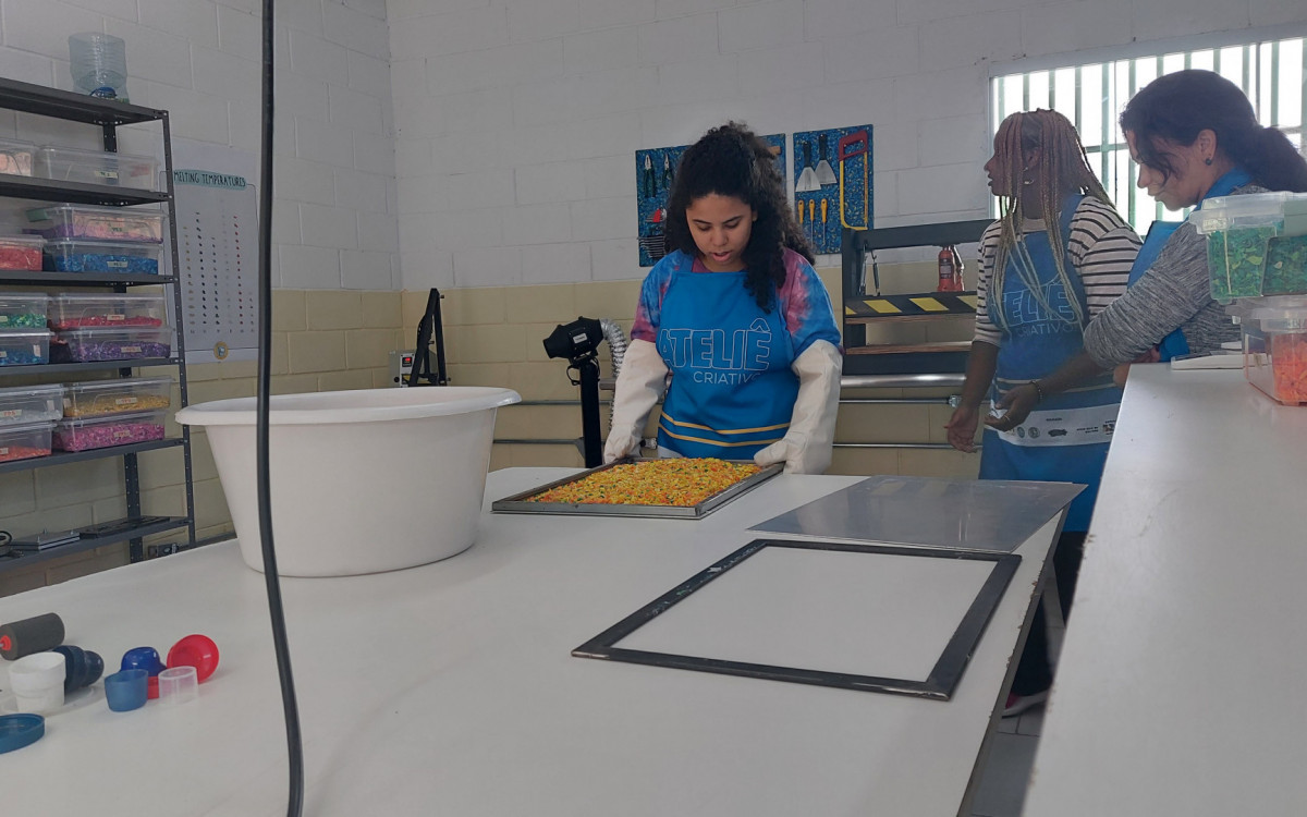 Ateli&ecirc; Criativo: pl&aacute;stico &eacute; triturado para dar origem a novos produtos 