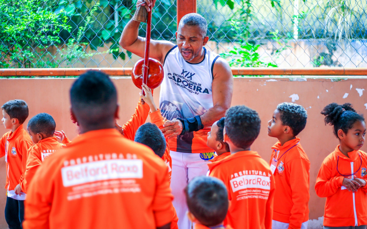 Mestre Chacal mostrou um pouco do que &eacute; capoeira para os pequenos alunos