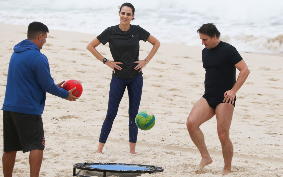 Murilo Rosa e Fernanda Tavares treinam na praia da Barra da Tijuca 