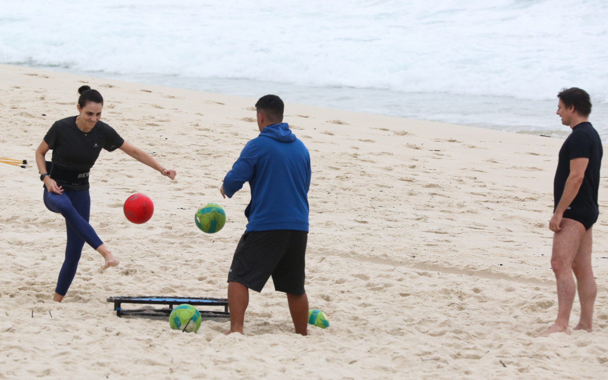 Murilo Rosa e Fernanda Tavares treinam na praia da Barra da Tijuca 